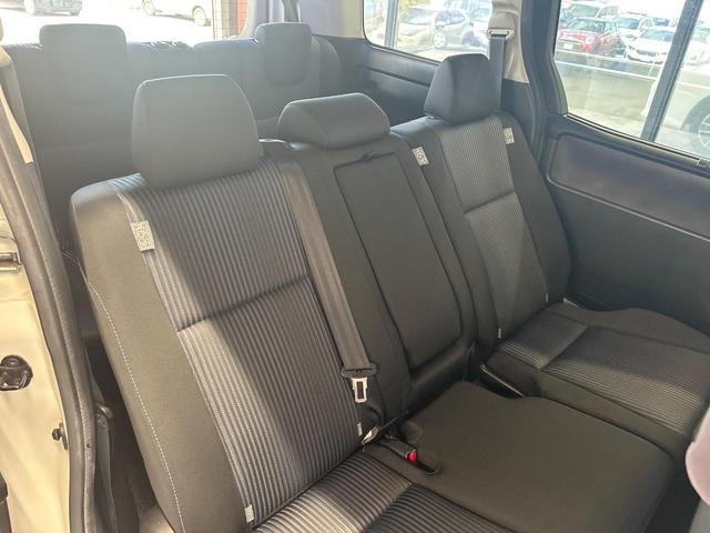 後部座席も気になるようなキズ・汚れやへたり等、大きなダメージはなく、良好な状態です。