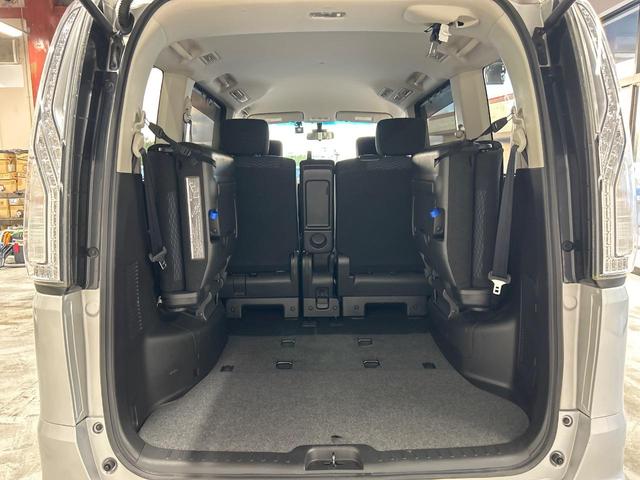 後席を格納すると、これだけの広さが！シーンに合わせたシートアレンジで、大きな荷物も積むことが出来ます♪