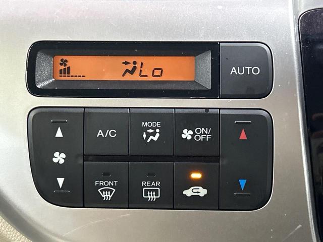 【オートエアコン】一度お好みの温度に設定すれば、車内の温度を検知し風量や温度を自動で調整。暑い…寒い…と何度もスイッチ操作をする必要はありません。快適な車内空間には必須の機能ですね♪