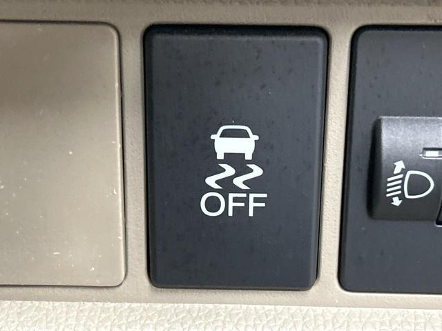 【横滑り防止装置】車両の横滑りを感知すると、自動的に車両の進行方向を保つように車両を制御します。雨の日など滑りやすい路面状況でも安全な運転が可能です。