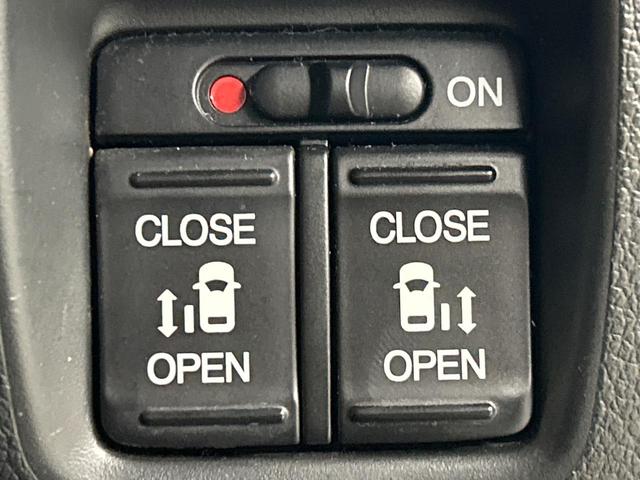 【両側パワースライドドア】スマートキーや運転席のスイッチで後席両側スライドドアの開閉が可能♪電動だから力を入れてドアを開ける必要が無く、小さなお子様でも簡単に開け閉めでき快適です♪