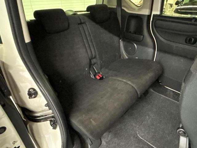 後部座席も気になるようなキズ・汚れやへたり等、大きなダメージはなく、良好な状態です。