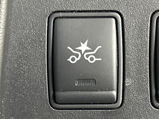 【エマージェンシーブレーキ】走行中に前方の車両等を認識し、衝突しそうな時は警報とブレーキで衝突回避と被害軽減をアシスト。より安全にドライブをお楽しみいただけます。