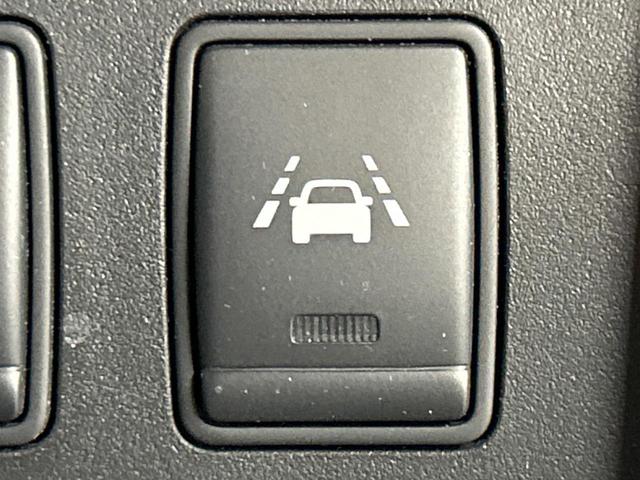 【車線逸脱警報】道路上の白（黄）線を認識し、意図せず走行中の車線からはみ出しそうになった時、メーター内の警告灯とブザーで注意喚起してくれる安心・安全機能です♪