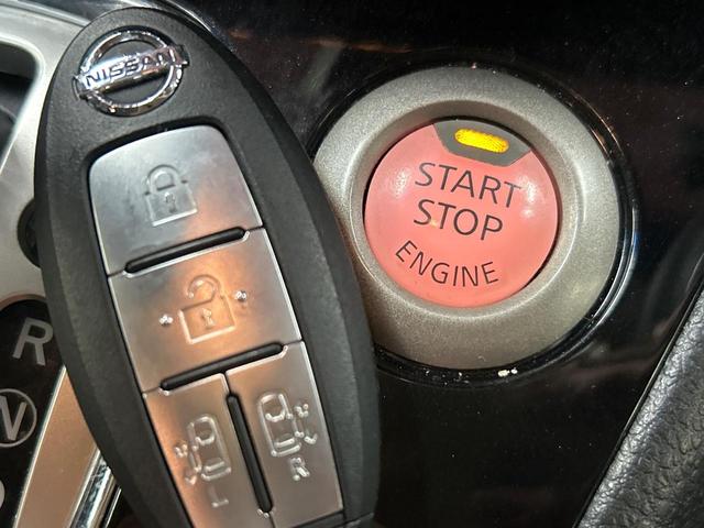 【インテリジェントキー】カバンやポケットに入れたままでもドアの施錠・解錠が可能なスマートキーを装備。エンジンのオン・オフ時もカギを取り出す必要が無いからとっても便利です♪