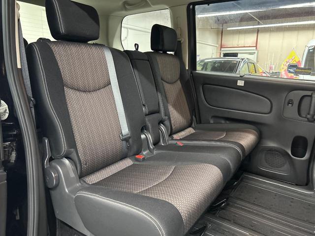 後部座席も気になるようなキズ・汚れやへたり等、大きなダメージはなく、良好な状態です。