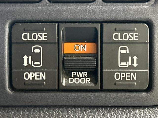 【両側パワースライドドア】スマートキーや運転席のスイッチで後席両側スライドドアの開閉が可能♪電動だから力を入れてドアを開ける必要が無く、小さなお子様でも簡単に開け閉めでき快適です♪