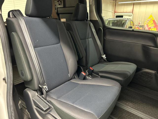 後部座席も気になるようなキズ・汚れやへたり等、大きなダメージはなく、良好な状態です。