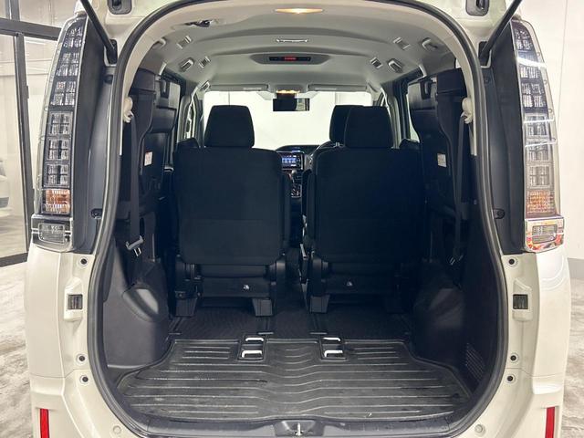 ラゲッジルームは、大容量のスペースを確保。普段のお買い物からレジャーまで、幅広く活躍してくれます！また、リアシートを倒すことでバリエーション豊かにお使いいただけます。