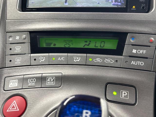 【オートエアコン】一度お好みの温度に設定すれば、車内の温度を検知し風量や温度を自動で調整。暑い…寒い…と何度もスイッチ操作をする必要はありません。快適な車内空間には必須の機能ですね♪