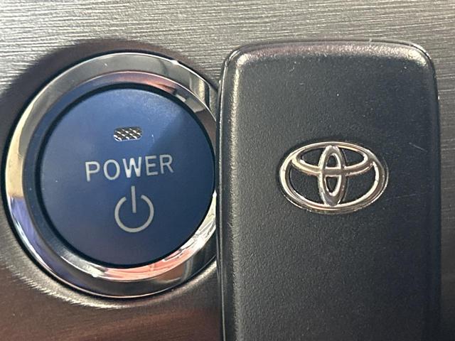 【スマートキー】カバンやポケットに入れたままでもドアの施錠・解錠が可能なスマートキーを装備。エンジンのオン・オフ時もカギを取り出す必要が無いからとっても便利です♪