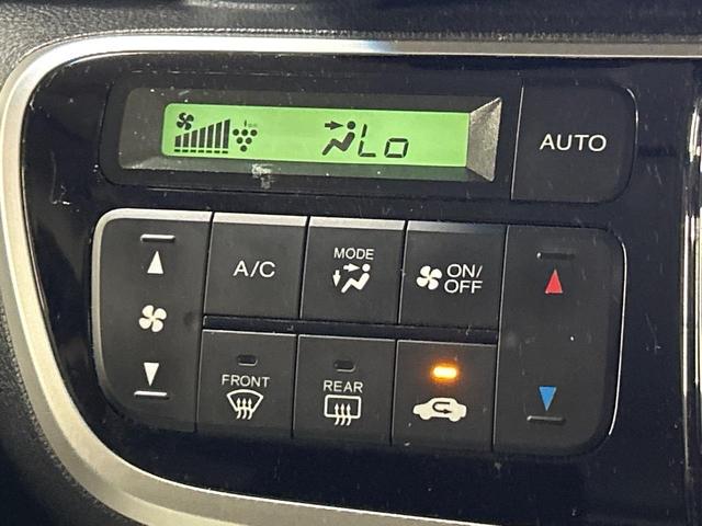 【オートエアコン】一度お好みの温度に設定すれば、車内の温度を検知し風量や温度を自動で調整。暑い…寒い…と何度もスイッチ操作をする必要はありません。快適な車内空間には必須の機能ですね♪