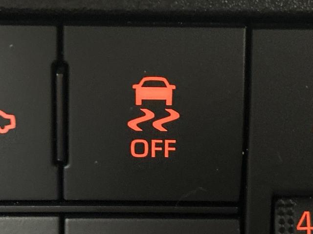 【横滑り防止装置】車両の横滑りを感知すると、自動的に車両の進行方向を保つように車両を制御します。雨の日など滑りやすい路面状況でも安全な運転が可能です。