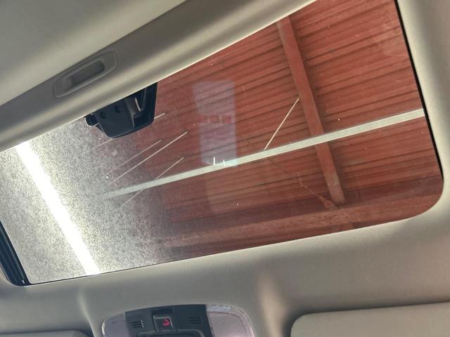 【サンルーフ】開放感たっぷりの希少装備、サンルーフが装着されています！車内に明かりを取り入れたり景色を楽しむ以外にも、車内の空気も簡単に換気できて快適です！