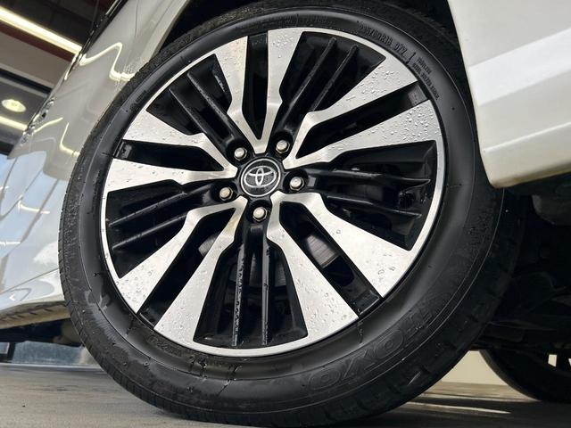 【純正１８インチアルミホイール】外観にマッチした純正アルミホイールを装着しております。各種社外アルミホイールや、スタッドレスタイヤも取扱いしております。是非ご相談ください♪