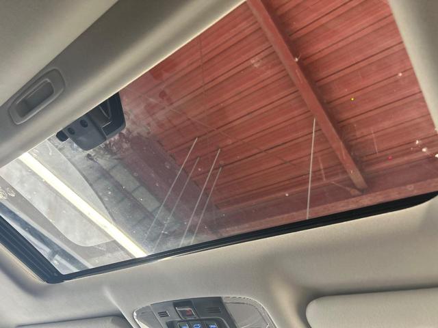 【サンルーフ】開放感たっぷりの希少装備、サンルーフが装着されています！車内に明かりを取り入れたり景色を楽しむ以外にも、車内の空気も簡単に換気できて快適です！