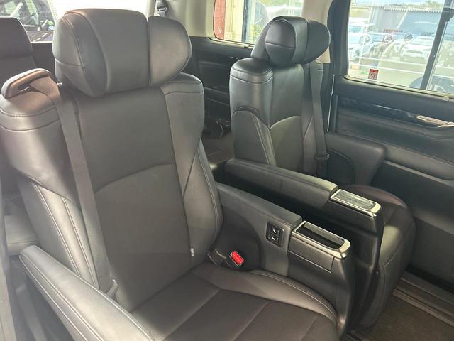後部座席も気になるようなキズ・汚れやへたり等、大きなダメージはなく、良好な状態です。