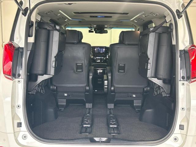 後席を格納すると、これだけの広さが！シーンに合わせたシートアレンジで、大きな荷物も積むことが出来ます♪
