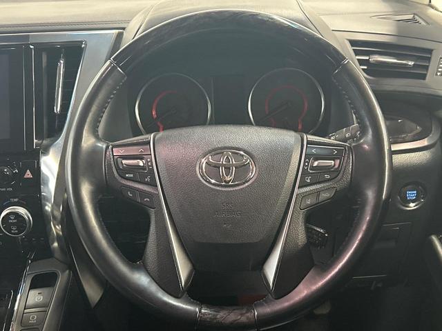 【ウッドコンビステアリング】高級感ある木目調パーツを採用した手に良く馴染むコンビハンドル。運転席廻りの雰囲気も一気に豪華になります！