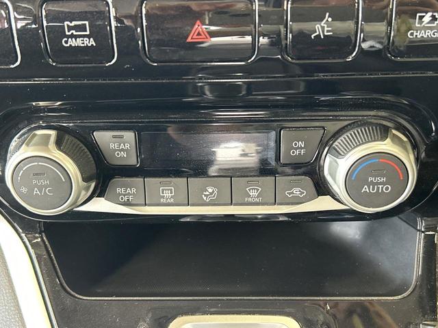 【オートエアコン】一度お好みの温度に設定すれば、車内の温度を検知し風量や温度を自動で調整。暑い…寒い…と何度もスイッチ操作をする必要はありません。快適な車内空間には必須の機能ですね♪