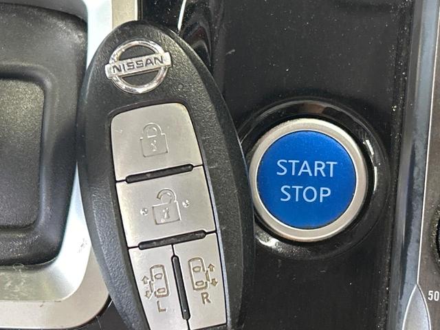 【インテリジェントキー】カバンやポケットに入れたままでもドアの施錠・解錠が可能なスマートキーを装備。エンジンのオン・オフ時もカギを取り出す必要が無いからとっても便利です♪