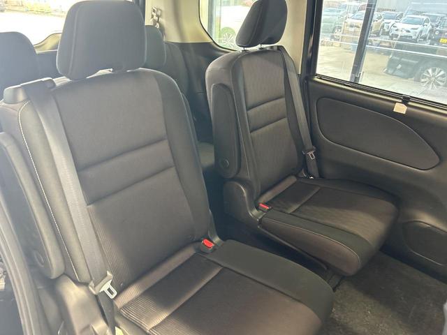 広々とした２列目シートは居住性が高く、居心地も快適！友達や家族とのお出かけにぴったりです。ベビーシートやチャイルドシート使用時も快適にお過ごしいただける十分な空間を確保しています。