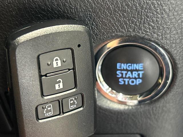 【スマートキー】カバンやポケットに入れたままでもドアの施錠・解錠が可能なスマートキーを装備。エンジンのオン・オフ時もカギを取り出す必要が無いからとっても便利です♪