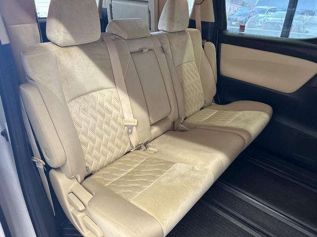 後部座席も気になるようなキズ・汚れやへたり等、大きなダメージはなく、良好な状態です。