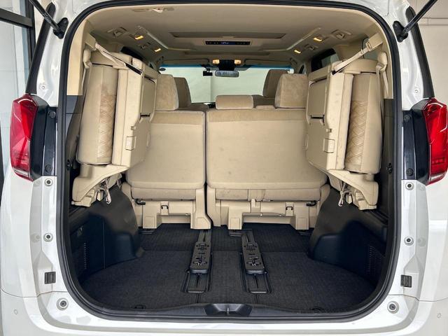 後席を格納すると、これだけの広さが！シーンに合わせたシートアレンジで、大きな荷物も積むことが出来ます♪