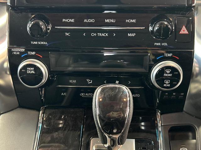 【左右独立型フルオートエアコン】運転席と助手席でそれぞれお好みの温度に設定可能。同乗者にも配慮した、快適な空調をお届け致します。