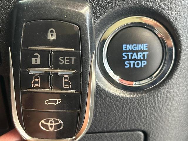 【スマートキー】カバンやポケットに入れたままでもドアの施錠・解錠が可能なスマートキーを装備。エンジンのオン・オフ時もカギを取り出す必要が無いからとっても便利です♪