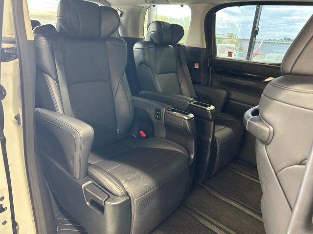 後部座席も気になるようなキズ・汚れやへたり等、大きなダメージはなく、良好な状態です。