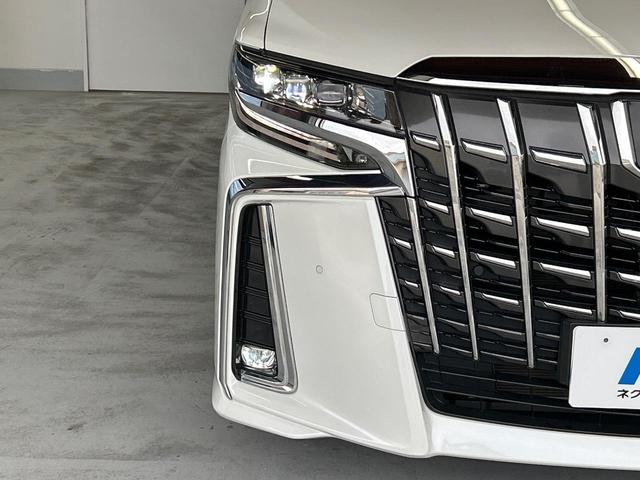 【ＬＥＤヘッドライト】悪天候や夜間走行時も良好な視界を確保し安心して運転できる高輝度ＬＥＤヘッドライトを装備！点灯速度が早く、消費電力も抑えられています。