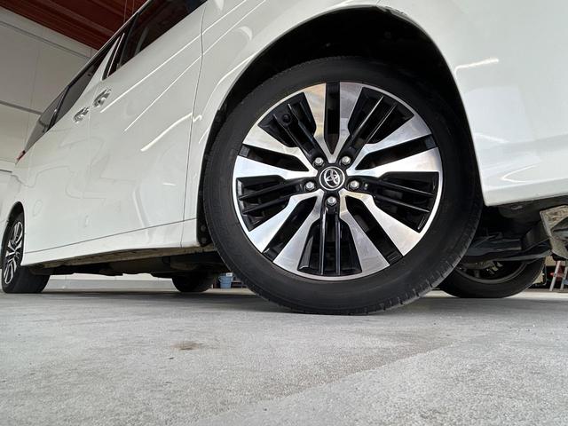 【純正１８インチアルミホイール】外観にマッチした純正アルミホイールを装着しております。各種社外アルミホイールや、スタッドレスタイヤも取扱いしております。是非ご相談ください♪