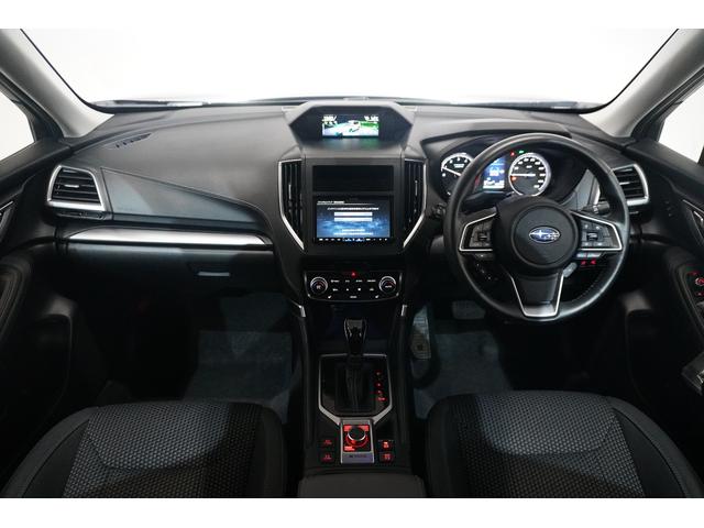 ピラー形状を内側から見た時に実際よりも細く見えるよう工夫して死角の少ない良好な視界を確保！夜間や雨など、さまざまな環境を考慮して視認性を高めています！