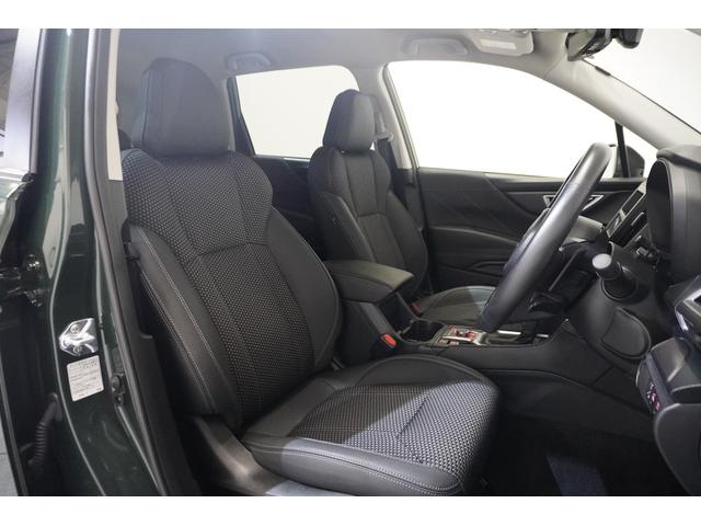 人間工学に基づいた疲れにくいシート！乗員の体重を広い範囲でバランス良く受け止め身体をサポート！道路からの衝撃を吸収する適度な柔らかさ、ロングドライブでの疲れを軽減する適度な硬さなどにも拘っています！