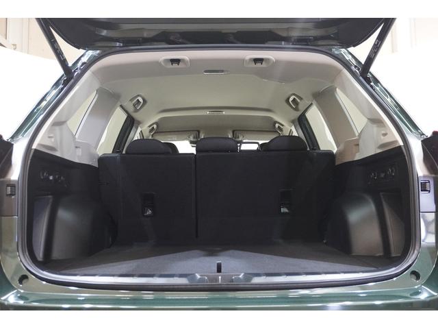 使い勝手の良いカーゴルーム！アクティブライフを豊かに広げる、高機能＆大容量スペースです！大きな荷物や長尺物を積みたい時は、６：４分割可倒式のリヤシートによって荷室を自在に拡張する事が可能！