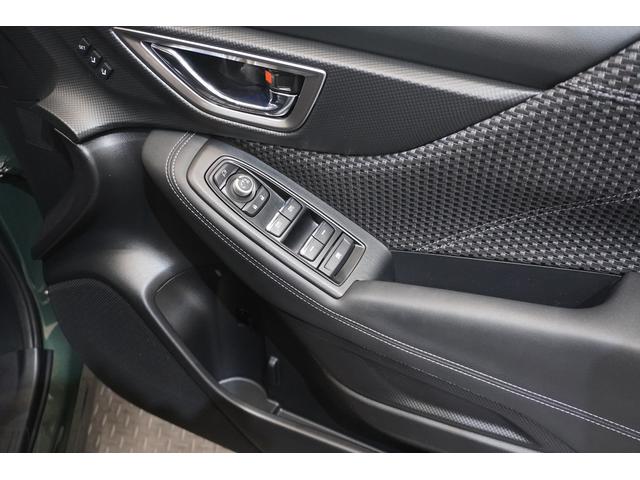 もちろんパワーウインドウ付！便利な電動格納ドアミラーも装備！集中ドアロックのスイッチもコチラです！