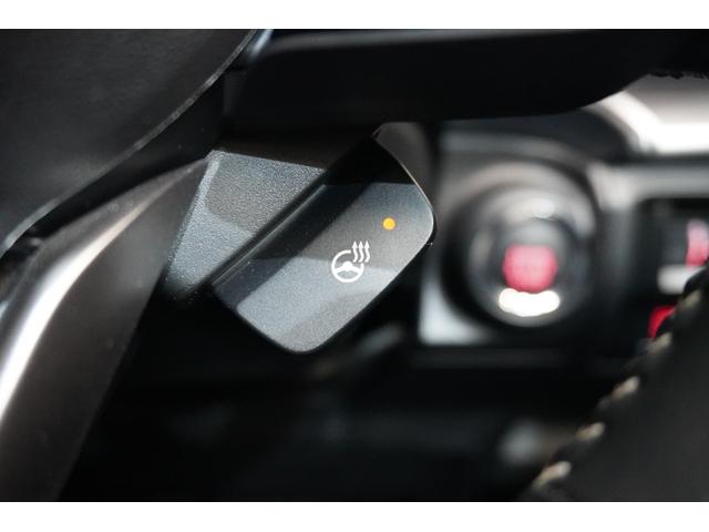 寒い日も素早く手元を温めるステアリングヒーターがございます。