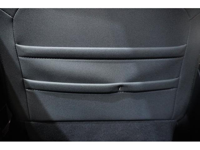 本や雑誌だけでなく、タブレット端末なども収納できるフロントシートバックポケットがございます。