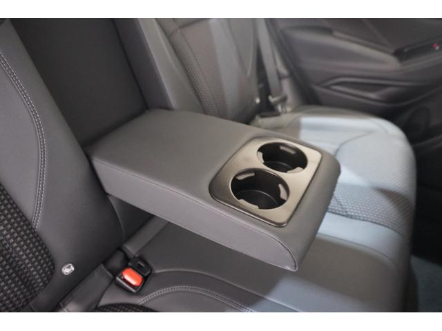 カップホルダー付きのリヤシートセンターアームレスト１後席にも快適なドライブを提供します。