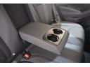 カップホルダー付きのリヤシートセンターアームレスト１後席にも快適なドライブを提供します。