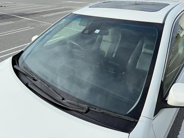 カムリ ハイブリッド　レザーパッケージ　シートヒーター／アルミホイール／電動シート／クルーズコントロール／サンルーフ　サンルーフ　皮シート　フルセグテレビ　電動シート　オートクルーズコントロール　アイドリングストップ　盗難防止装置　Ｂカメラ（12枚目）