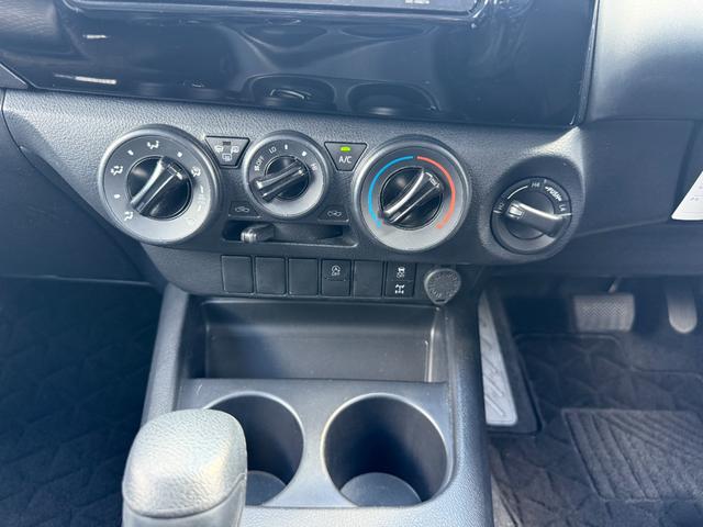 ハイラックス Ｘ　ＥＴＣ／過給器設定モデル／バックカメラ／Ｂｌｕｅｔｏｏｔｈ／ＣＤ／ＤＶＤ　４Ｘ４　ＵＳＢ　ＥＳＣ　助手席エアバッグ　カーテンエアバッグ　キーレス　エアコン　ＡＢＳ　ナビＴＶ　ＥＴＣ車載器　ＤＶＤ（32枚目）
