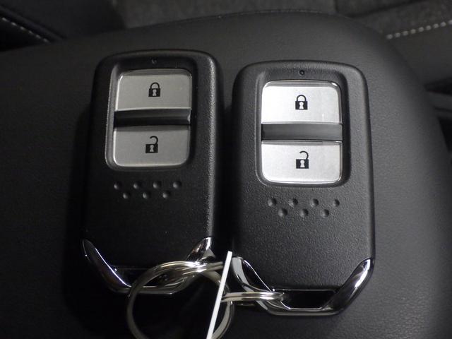 【スマートキー】持っているだけでエンジン始動や、ドアロックの開閉まで出来ちゃう賢く便利なスマートキーを装備！イモビライザーでセキュリティー対策もＯＫ！