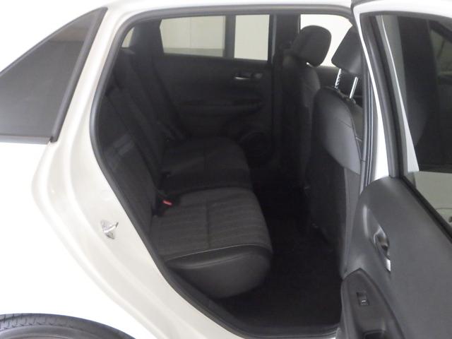 【センタータンクレイアウト】広い空間の秘密はセンタータンク！通常後方にある燃料タンクを前席下に配置することで、後部座席を広くすることが出来ました！