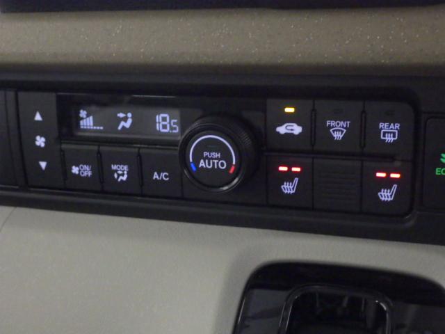 【フルオートエアコン】空調関係も操作しやすく配置されています。お好みの温度をセットするだけで風の強さや風量を自動で調整します。