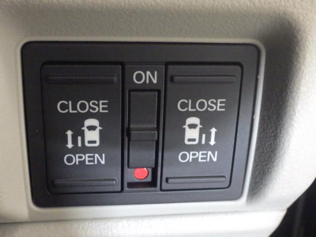 両側電動スライドドア！！荷物で手が塞がる時など簡単にドアの開閉が出来ます！何より力いらずで開閉ＯＫ！女性やお年寄りにも優しい♪電動機能はＯＦＦにもできますから元気なお子様の駆け出しも安心！