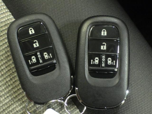 スマートキー付！キーを取り出さなくてもドアロックの施錠・開錠、エンジンの始動が出来ます！雨の日や荷物の多い日にとても便利ですね♪