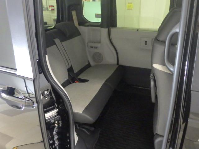 【センタータンクレイアウト】広い空間の秘密はセンタータンク！通常後方にある燃料タンクを前席下に配置することで、後部座席を広くすることが出来ました！